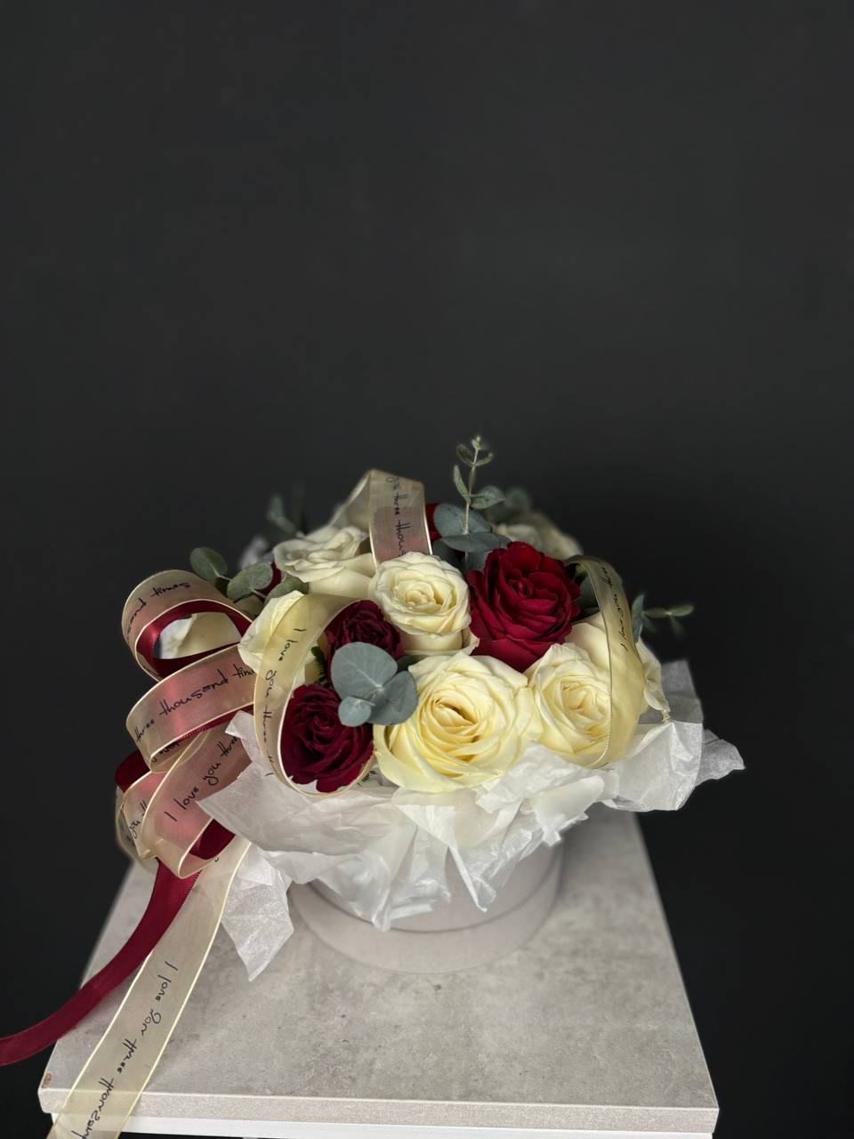 Композиция из Кенийских роз и эвкалипта в шляпной коробке 