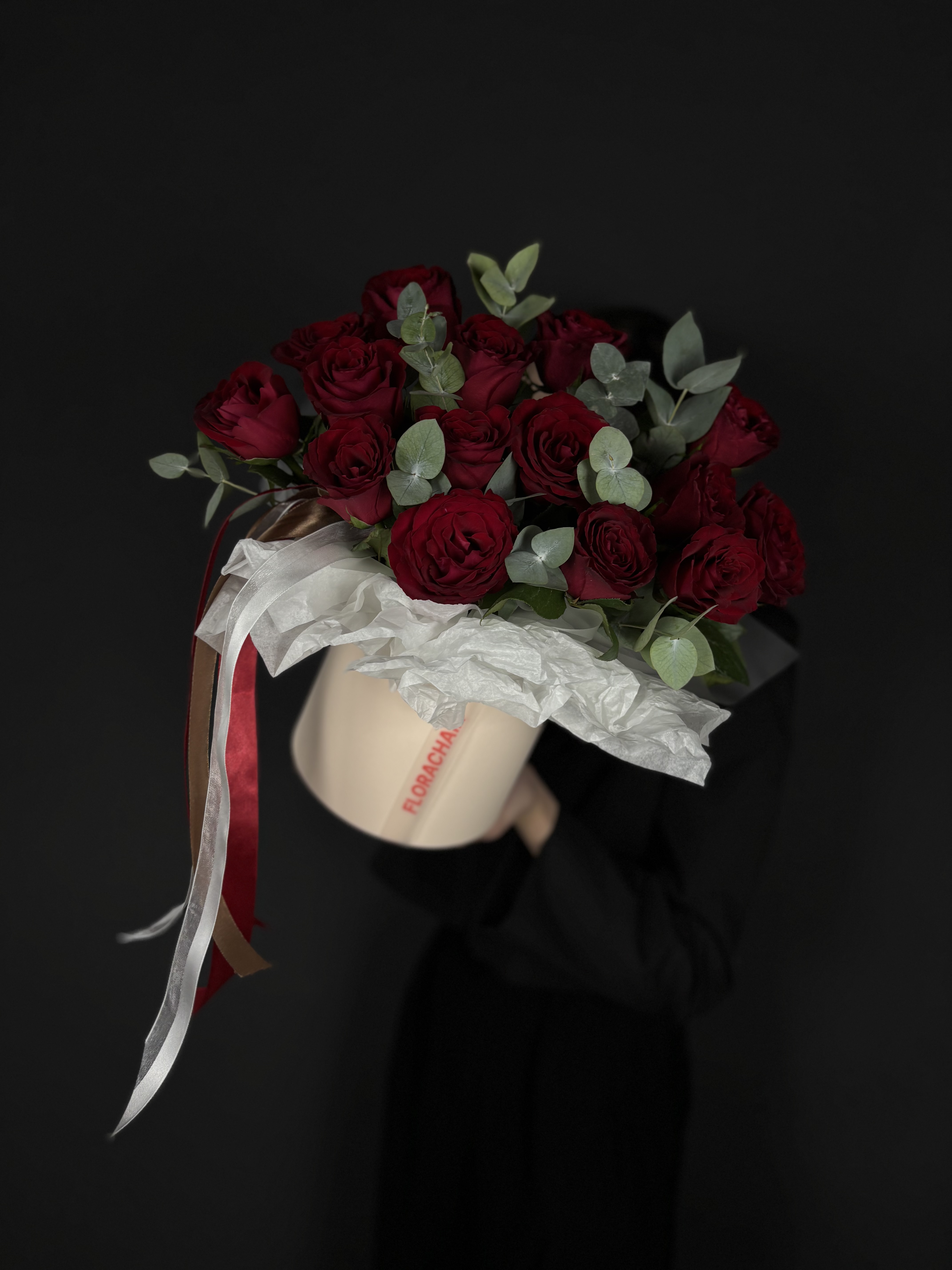 Композиция из роз и эвкалипта 