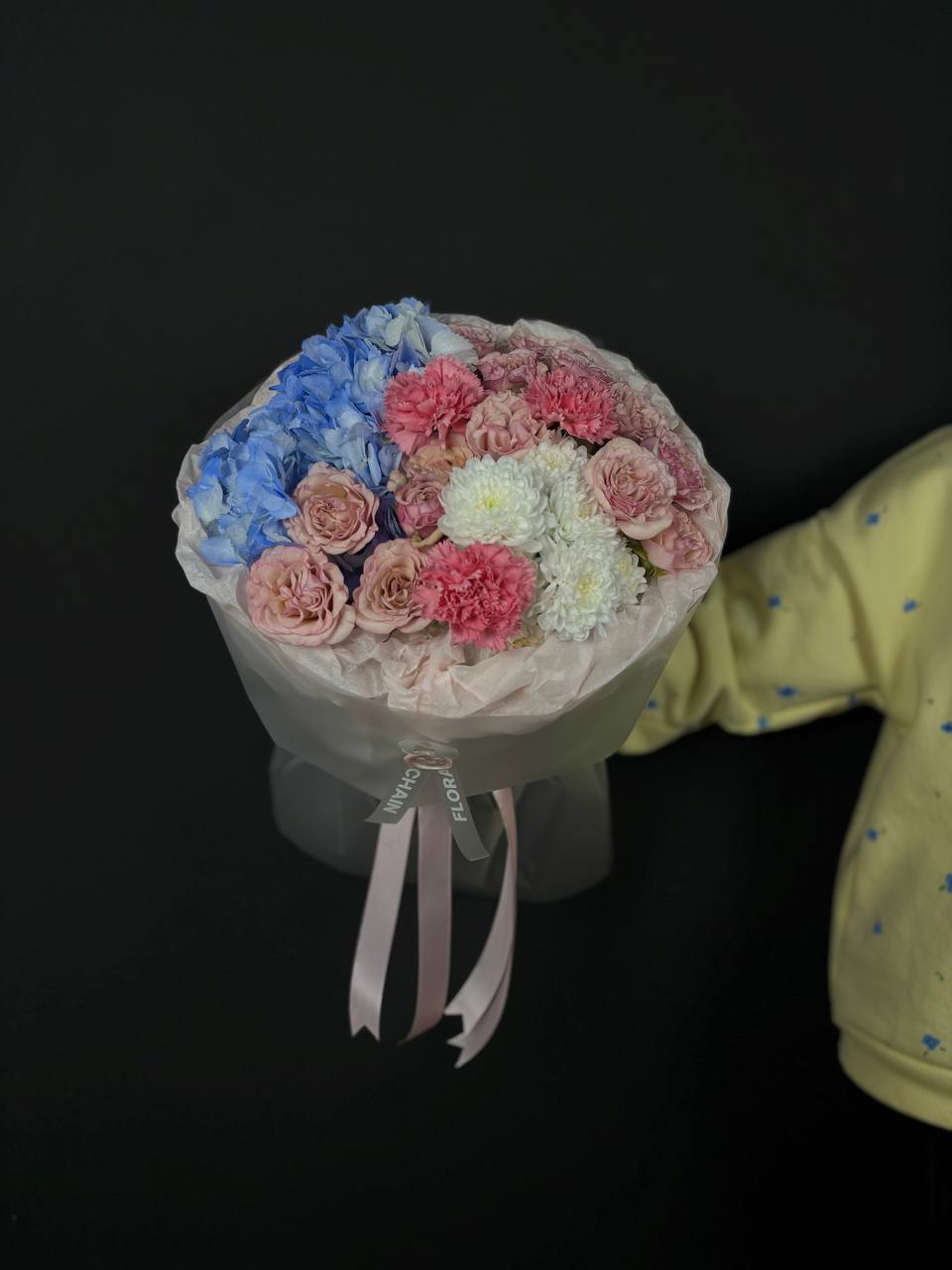 Букет с гортензиями , хризантемой, кустовая Роза и диантус 