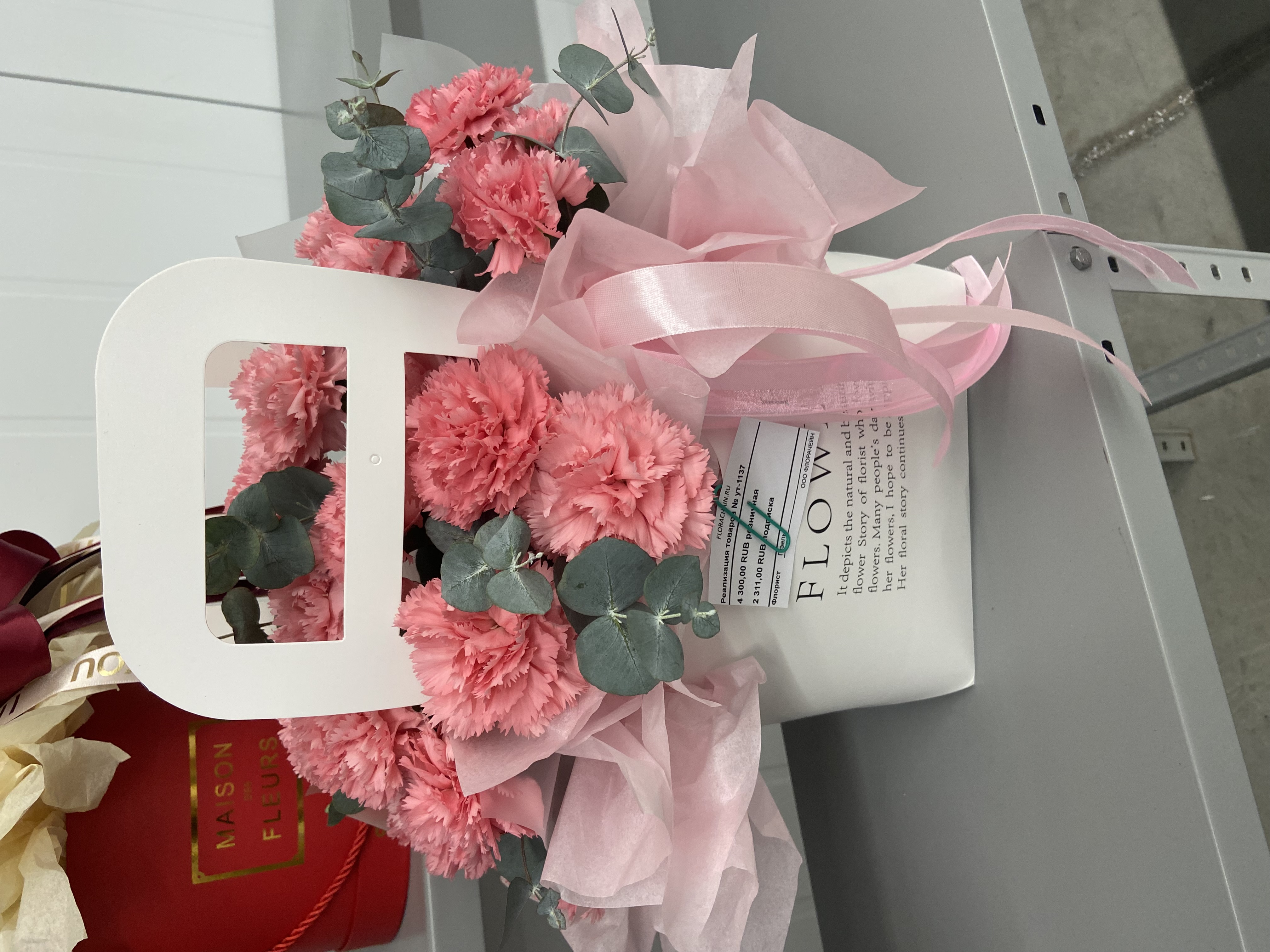 Композиция в сумочке из диантусов и эвкалипта N1137