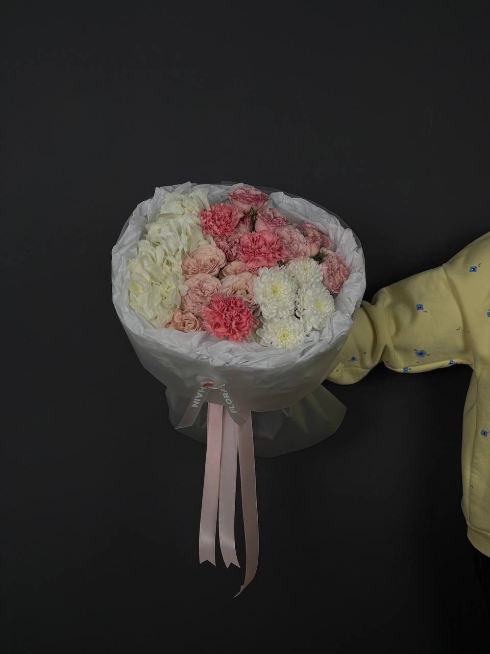 Сборный букет с гортензией , хризантемой, кустовой розой и диантус 