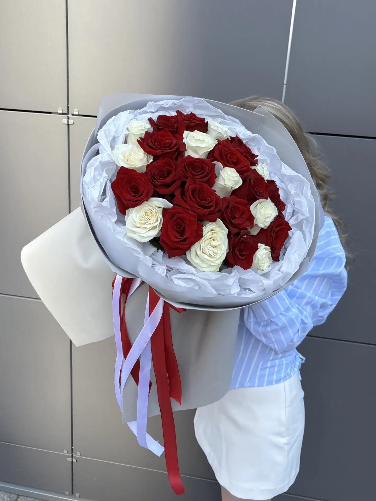 Букет из 25 красно-белых Эквадорских роз