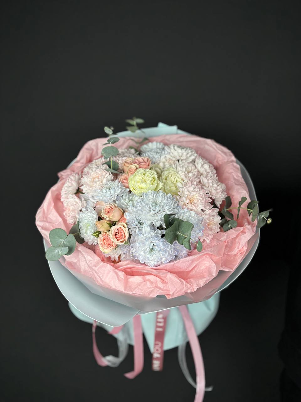 Сборный букет из хризантем и кустовой розы 